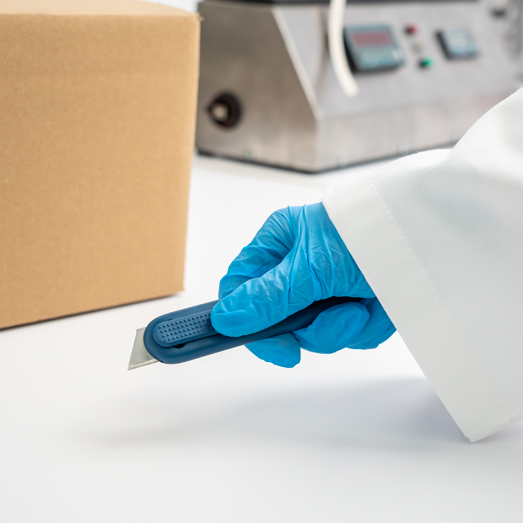 e12205-4-pacific-handy-cutter-auto-retract-volo-metal-detectable-lifestyle-blade-extended