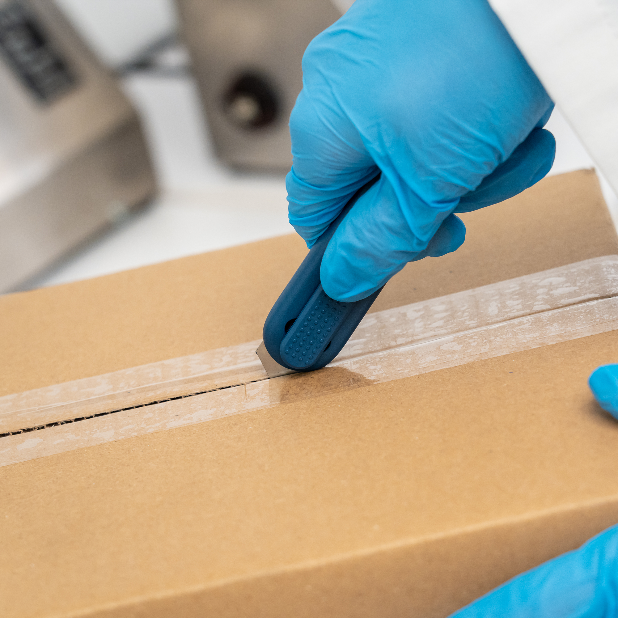 e12205-4-pacific-handy-cutter-auto-retract-volo-metal-detectable-lifestyle-tape-cut