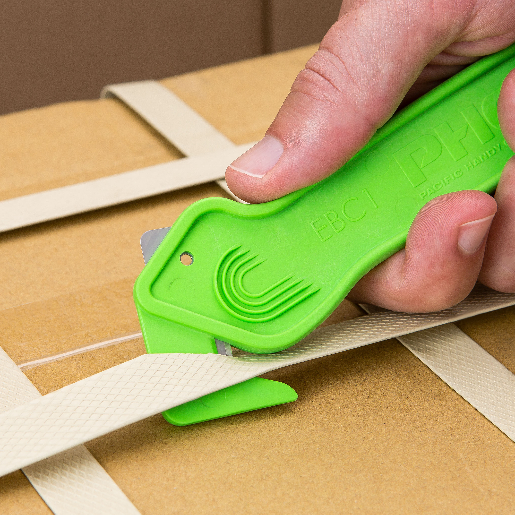 ebc1x-pacific-handy-cutter-lifestyle-plastic-strap