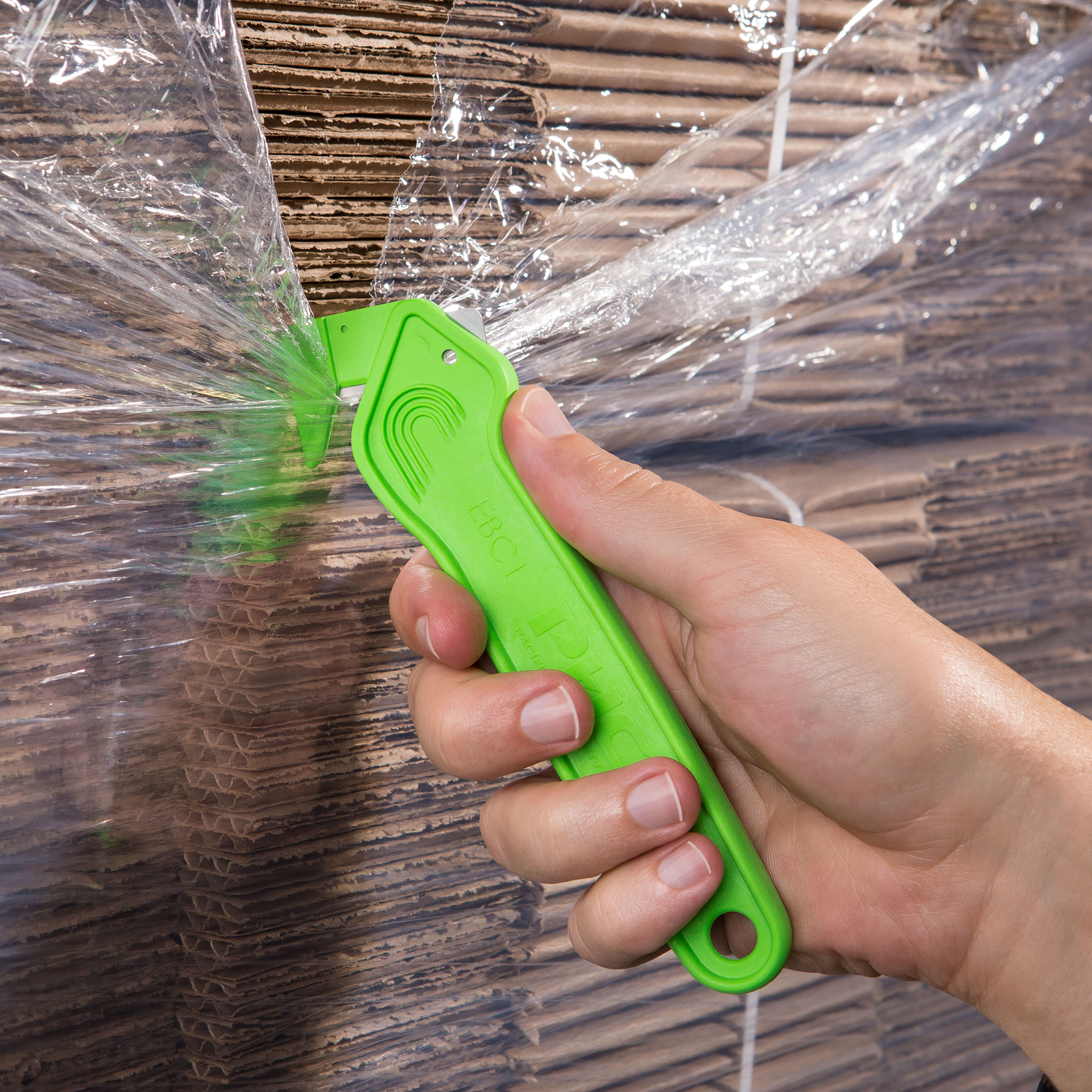 ebc1x-pacific-handy-cutter-lifestyle-shrink-wrap
