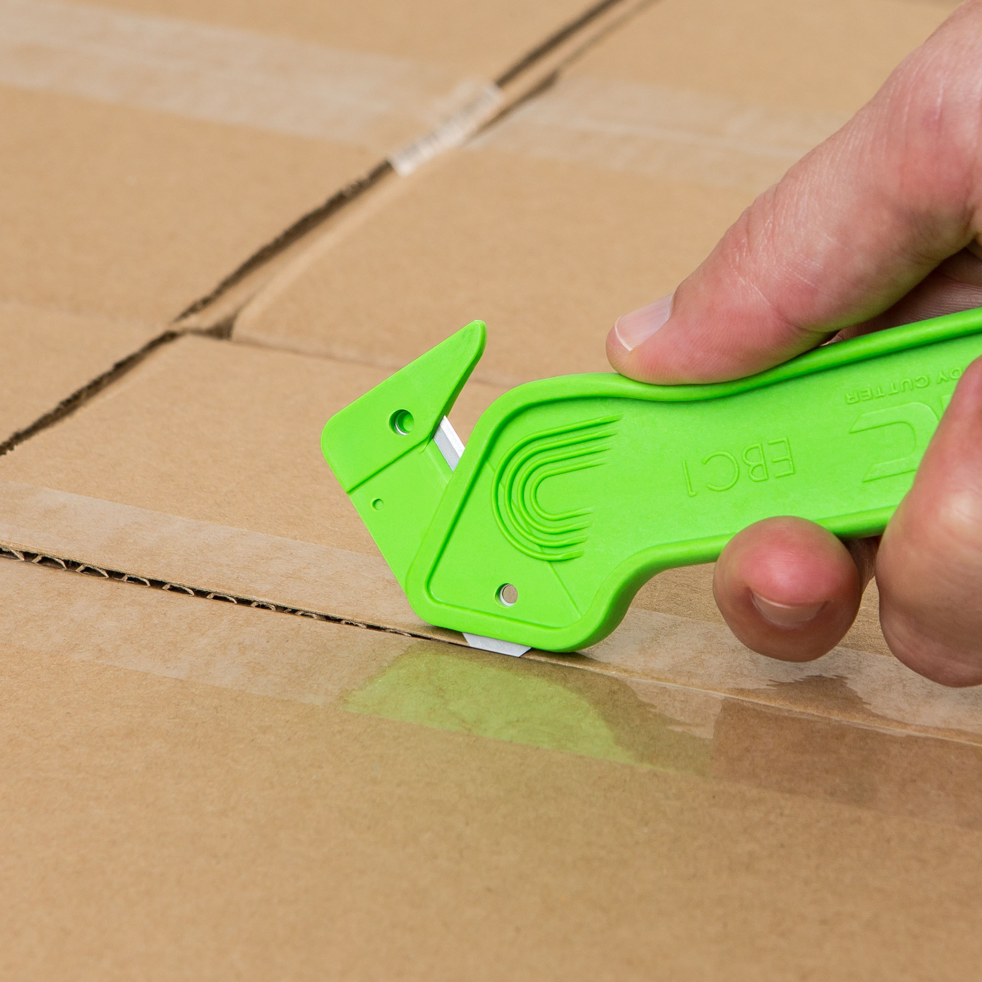 ebc1x-pacific-handy-cutter-lifestyle-tape-splitter