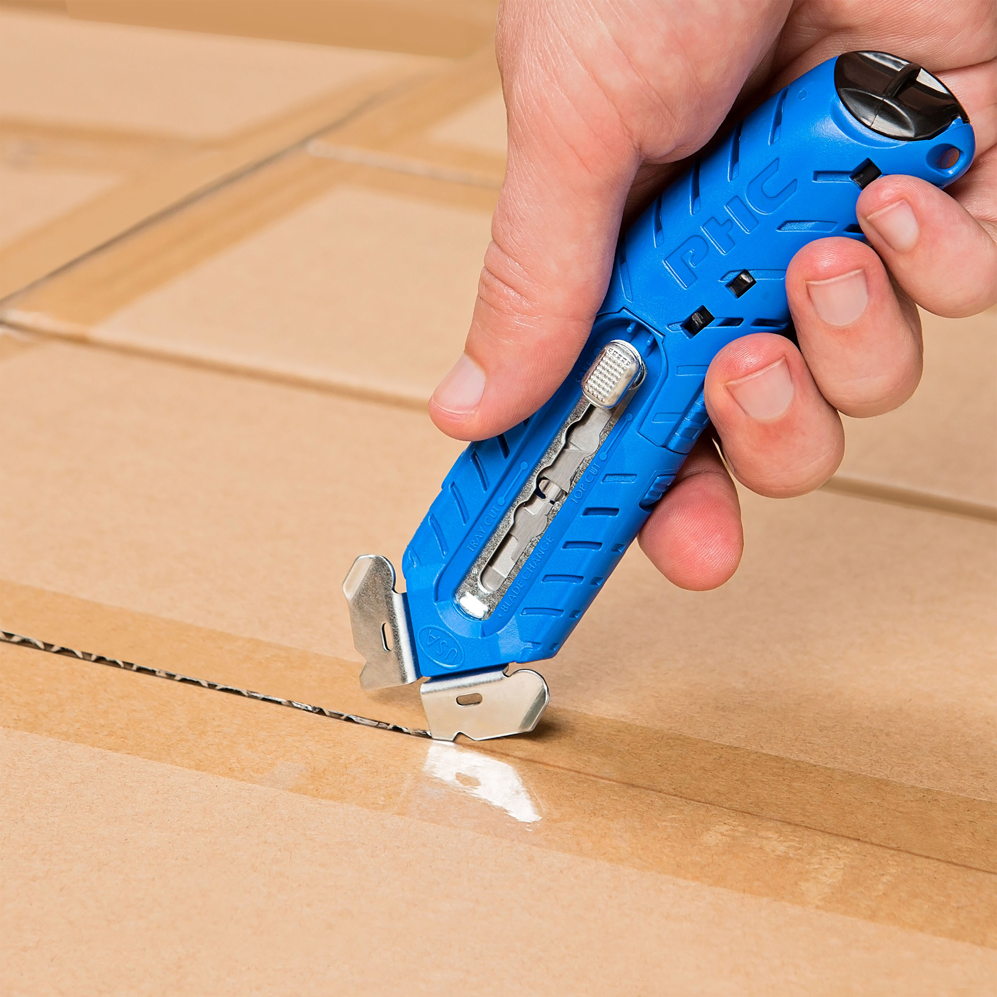 s8-pacific-handy-cutter-lifestyle-tape-splitter